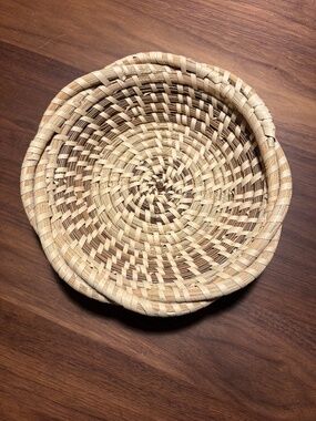 Lovely sweetgrass braided / woven basket - 9 1/2” across